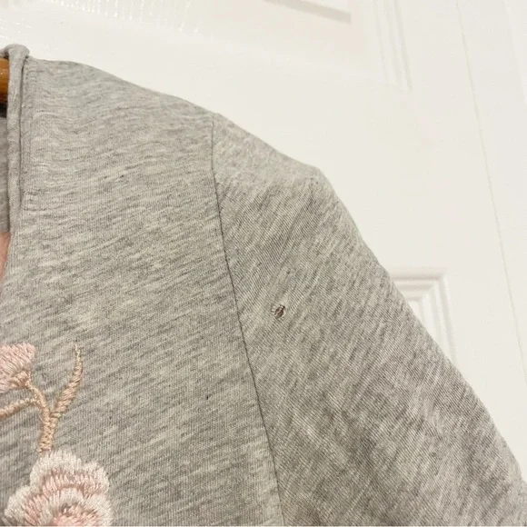 Johnny Was Embroidered Short Sleeve T-Shirt Size XS Gray Scoop Neck Floral Tee - Picture 4 of 11